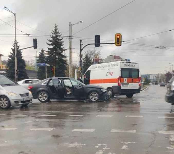 Тежка катастрофа в София, линейка е на мястото на инцидента
