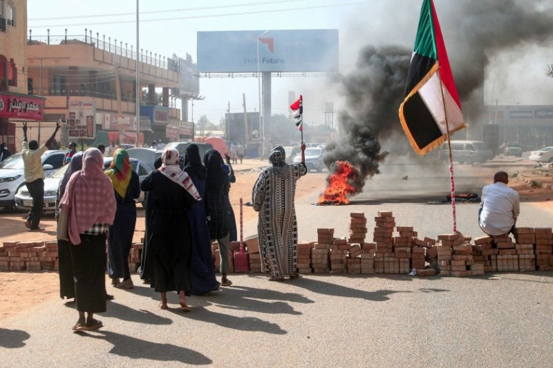 Суданските враждуващи главнокомандващи се споразумяха за 24-часово прекратяване на огъня,