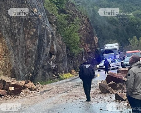 Блокаж на пътя Асеновград – Смолян, шофьори разчистват пътя от паднали скали