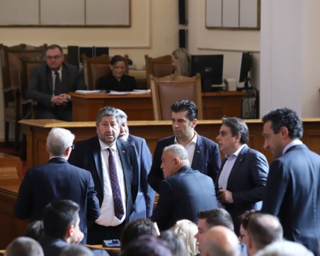 Депутатите отмениха великденската си ваканция