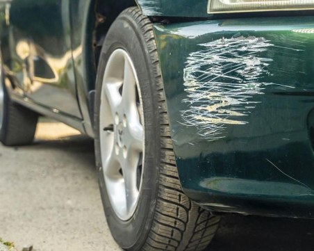 Пловдивчанин паркира колата си пред магазин на бул. „България