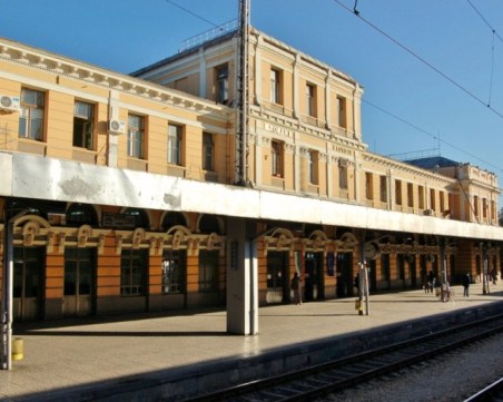 Предават на съд апаш, заплашил с нож и ограбил 20-годишен на жп гара Пловдив