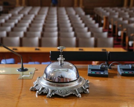 Проф. Стоилов: Ротационното председателство на парламента юридически е невъзможно