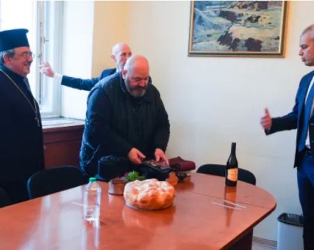 Заради ДБ: Свещеник освети стаята на 