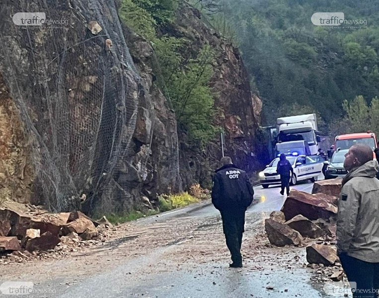 Блокаж на пътя Асеновград – Смолян, шофьори разчистват пътя от паднали скали