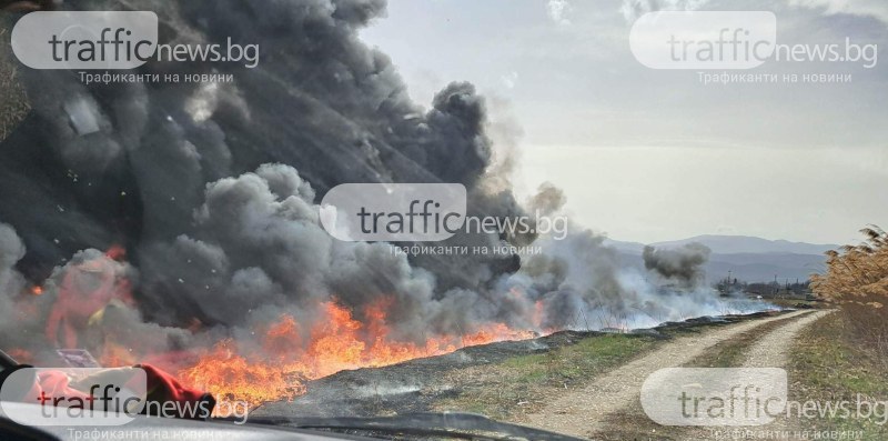 Пожар унищожи фургон и хиляди метри поливна система в село край Пловдив