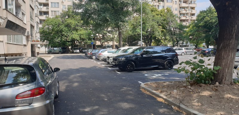 Ожесточена борба за паркоместа в центъра на Пловдив, по трима се борят за едно място