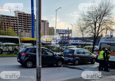 Два автомобила са се ударили на бул България в посока