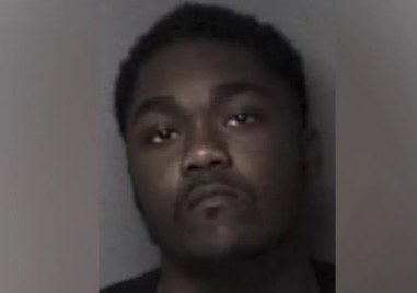 Полицията в Северна Каролина издирва мъж обвинен че е прострелял