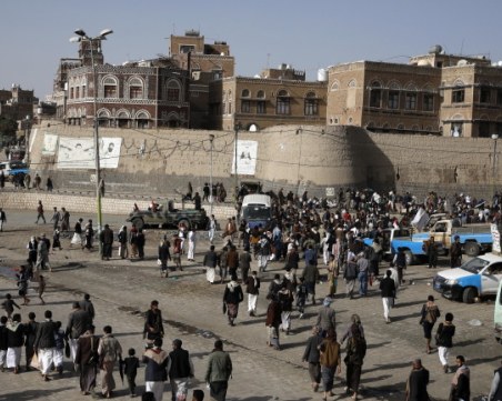 Десетки жертви при сблъсъци при раздаване на помощи в Йемен