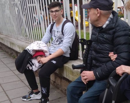 Похвално! Ученик от Варна се претече на помощ на възрастен човек