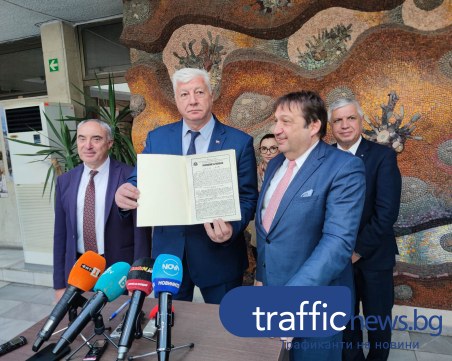 Регионалният министър връчи на Зико разрешението за ползване на Колежа