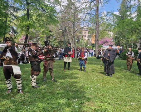 Войводи гърмяха с пушки в центъра на Пловдив