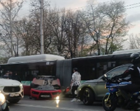 Зрелищна катастрофа в София, кола се обърна по таван