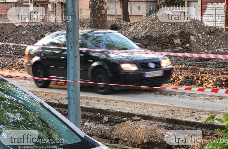 Това е бул. Хаджи Димитър тази сутрин - необезопасени изкопи,една