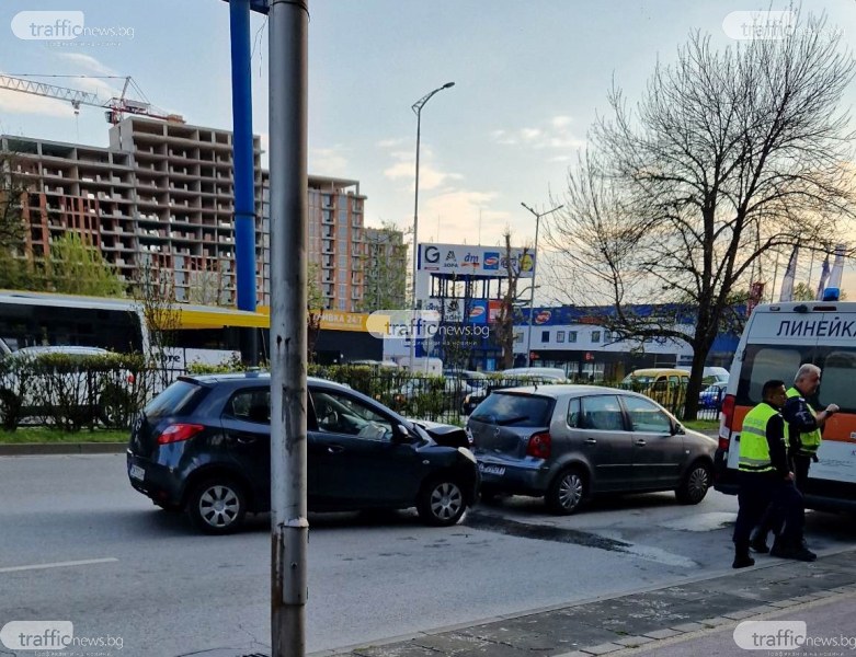 Два автомобила са се ударили на бул. България в посока