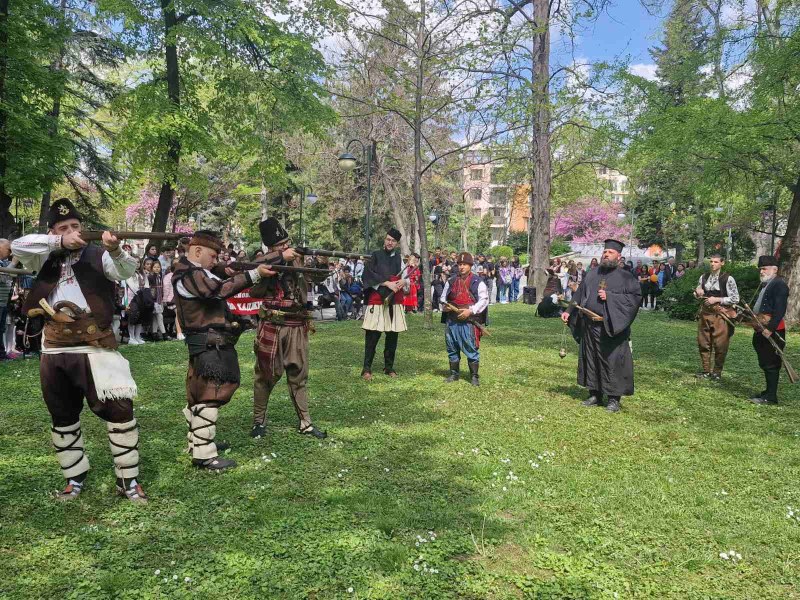 Войводи гърмяха с пушки в центъра на Пловдив