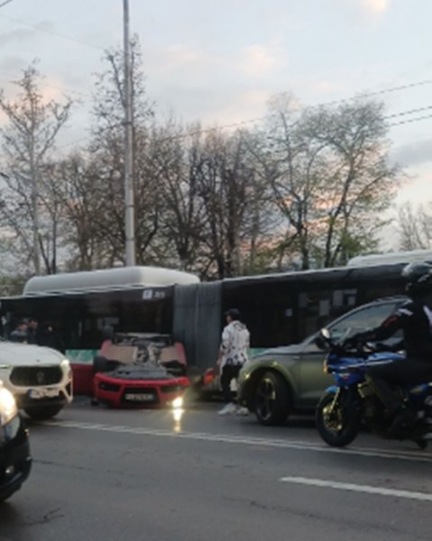 Зрелищна катастрофа в София, кола се обърна по таван