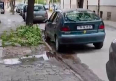 Пловдивчани алармираха за спукан водопровод който заплашва да наводни няколко
