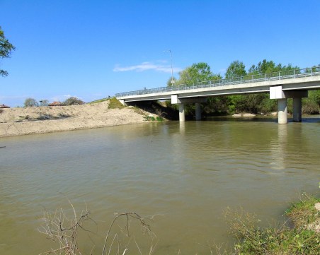 До къде стигна почистването на река Стряма край Трилистник?