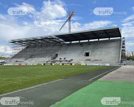 Почти е готова козирката на трибуна юг на 