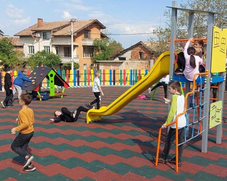 Под звуците на родопска гайда откриха детската площадка в Брестник