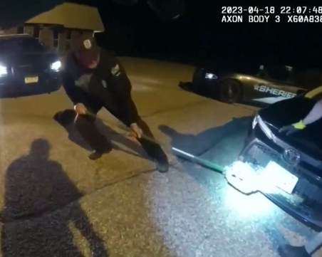 Рис се приюти в автомобил, вадиха го трима шерифи