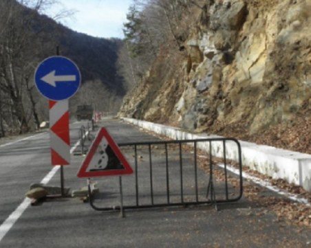 Затруднено движение на пътя Девин-Кричим за един месец