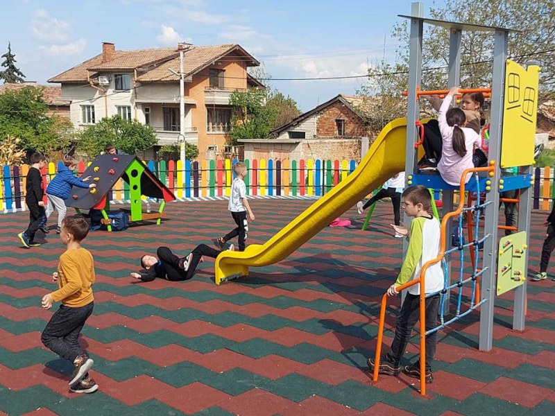 Под звуците на родопска гайда откриха детската площадка в Брестник