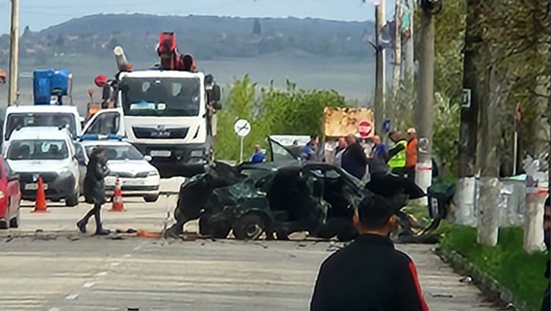 Младо момиче е загинало след тежката катастрофа, при която лек