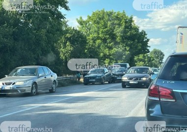 Катастрофа затруднява движението по източния обходен път на Пловдив съобщиха
