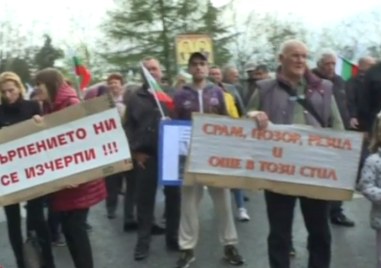 Протест на жителите на Калофер както и наводнените села Богдан Каравелово