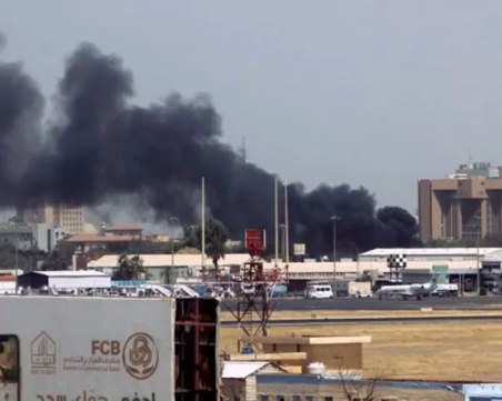 Евакуират чужденците от Судан