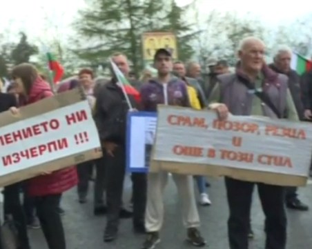 Протест срещу Община Карлово блокира Подбалканския път до Калофер
