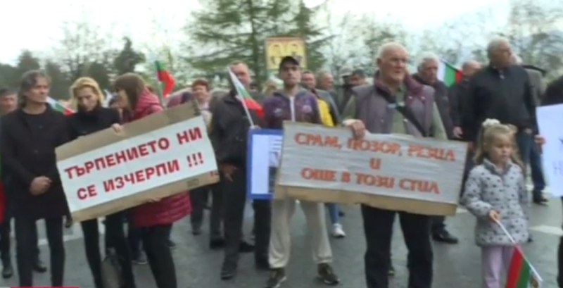 Протест срещу Община Карлово блокира Подбалканския път до Калофер