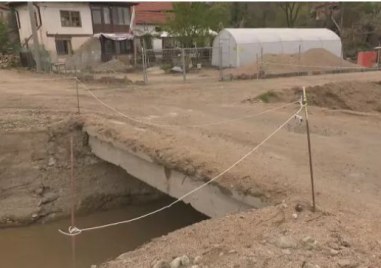 След поредния проливен дъжд в карловското село Богдан пропадна път
