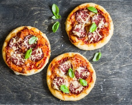 Домашни мини пици със салам и моцарела
