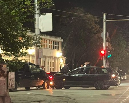 Две коли се блъснаха на кръстовище в Смирненски