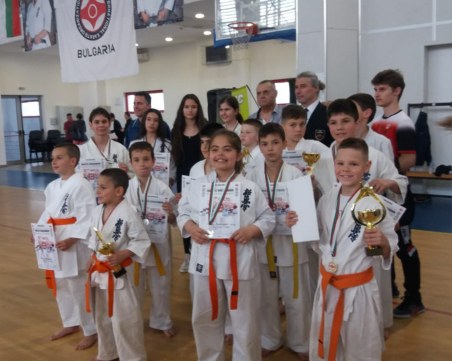 Малки пловдивчани се върнаха с 10 медала от състезание по карате Киокушин