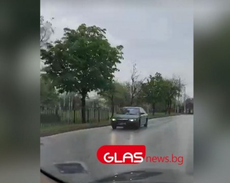 Пореден абсурд! Кола шпори в насрещното на пловдивски булевард
