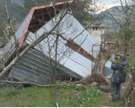 След като пещера погълна две постройки в Смолян: Ще бъдат ли взети мерки?