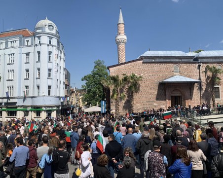 Стотици се събраха на Похода за мир и неутралитет в Пловдив, събират подписи за референдум