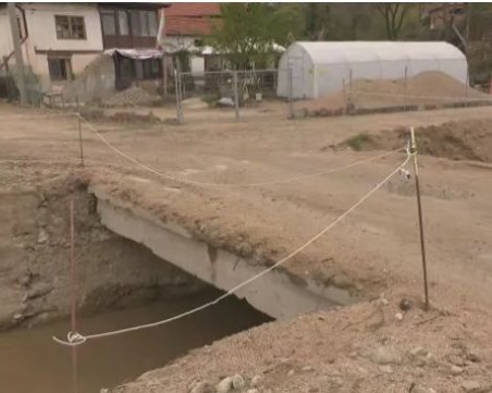 В Богдан си спомнят ужаса от потопа – пропадна отново път след дъждовете