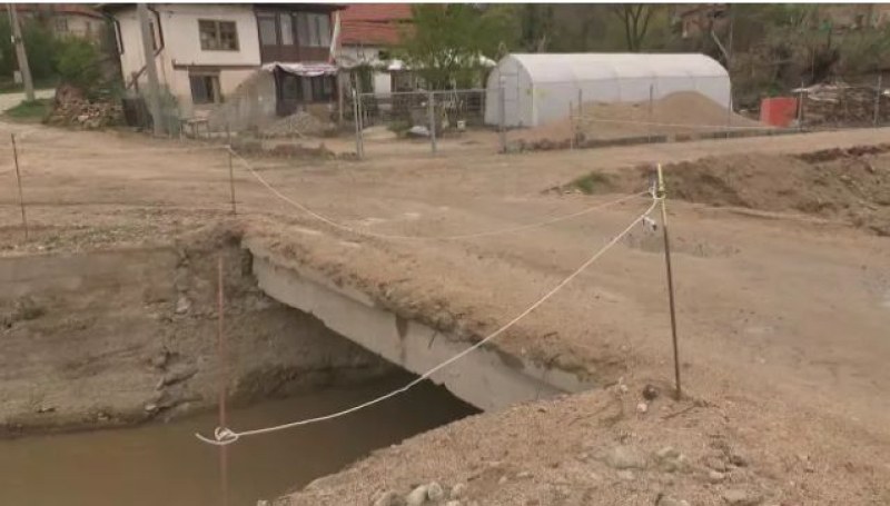 В Богдан си спомнят ужаса от потопа – пропадна отново път след дъждовете