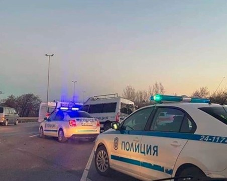 Постоянен арест за шофьора на буса с мигранти, блъснал патрулка и убил полицай край София