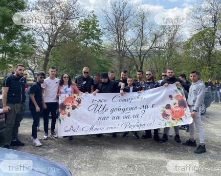 С атрактивна изненада: Абитуриенти от гимназията по транспорт поканиха класната си на бала