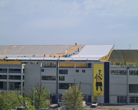 Слагат мрежата на гостуващия сектор на Колежа, полагат и последния слой на козирката