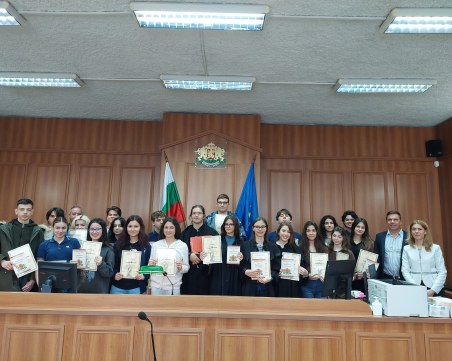 Ученици от ЕГ „Иван Вазов