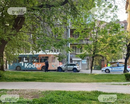 Затвориха ул. „Македония” заради катастрофа с автобус