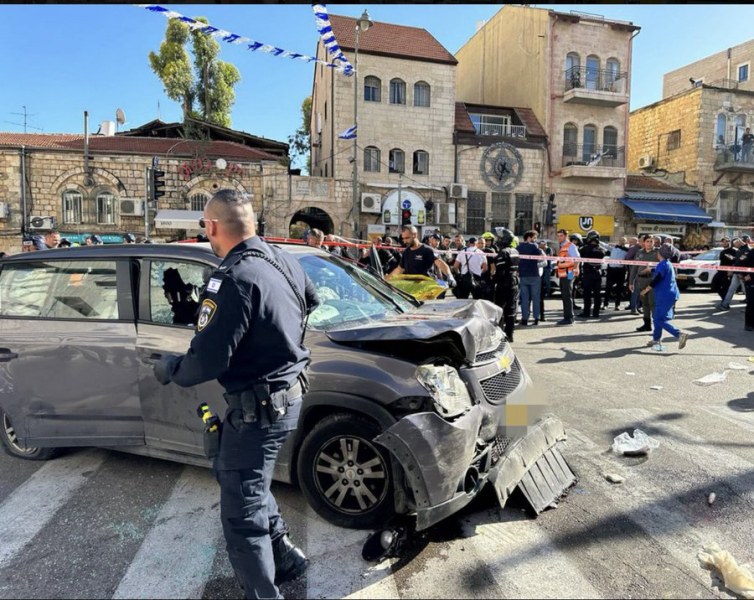 Кола се вряза в тълпа в центъра на Йерусалим, най-малко 8 са ранени